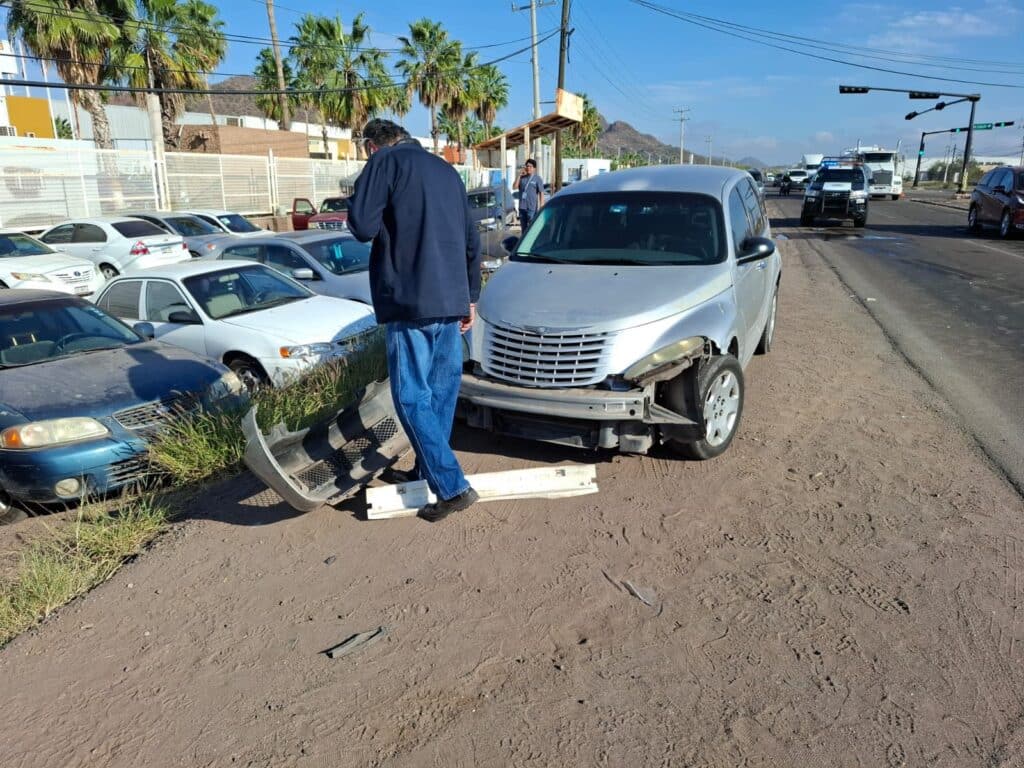 ¡En aparatoso accidente! Tráiler impacta a tres vehículos 2 432 1