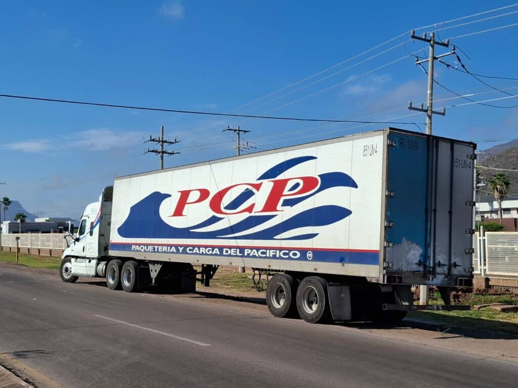 ¡En aparatoso accidente! Tráiler impacta a tres vehículos 5 435