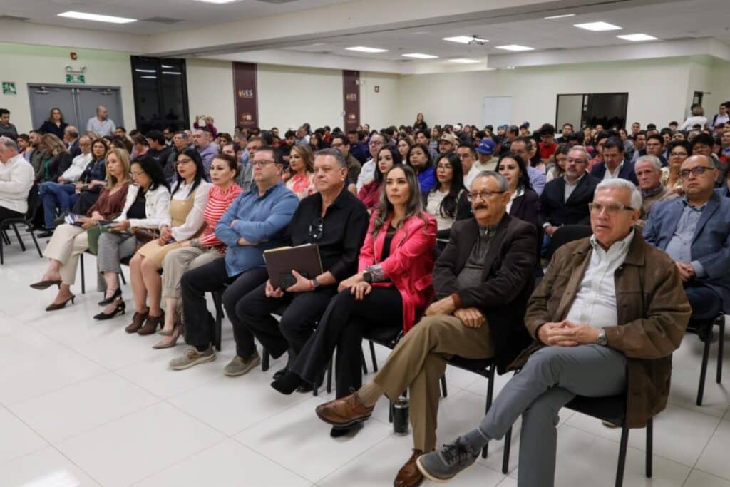 Se presenta en la UES libro sobre geopolítica de los semiconductores 1 456