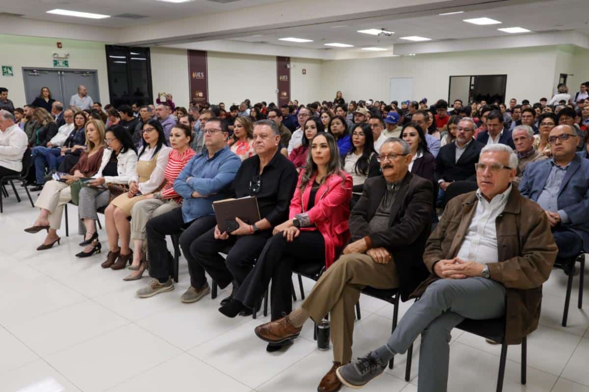 Se presenta en la UES libro sobre geopolítica de los semiconductores