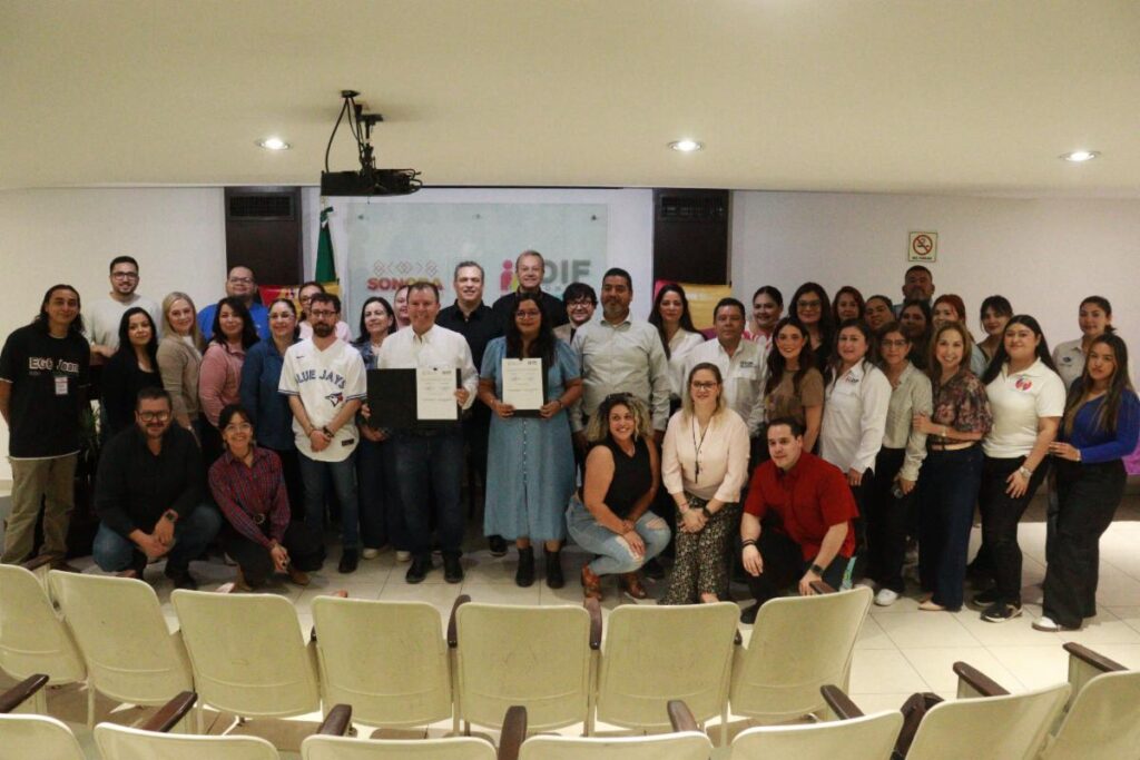 Gobierno de Sonora impulsa delfinoterapias para niñas y niños con discapacidad mediante convenio 1 458