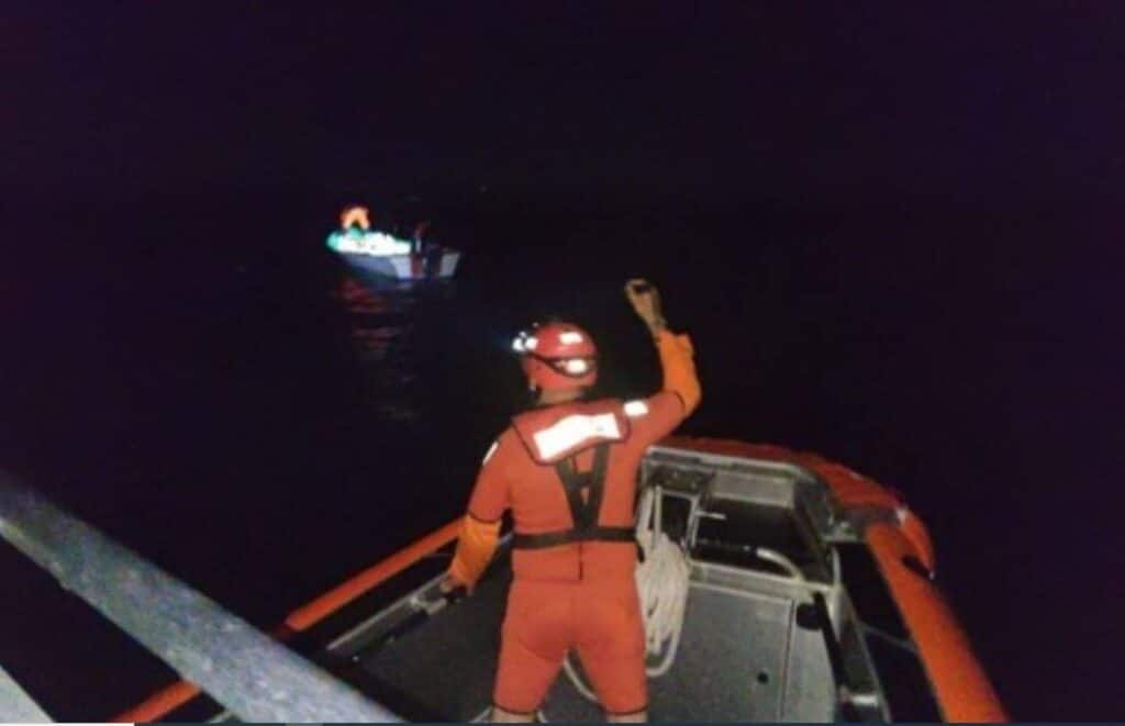 Rescata Marina a dos pescadores frente a las costa de Guaymas 2 56