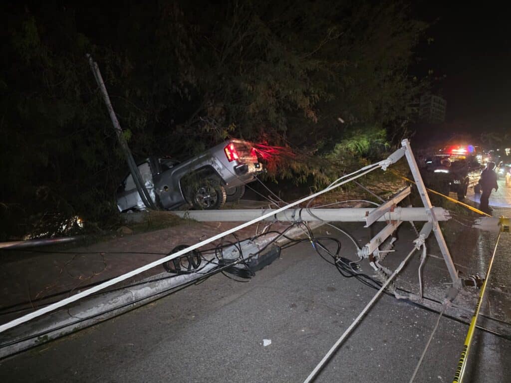 Derriba pick up poste de CFE 8 73