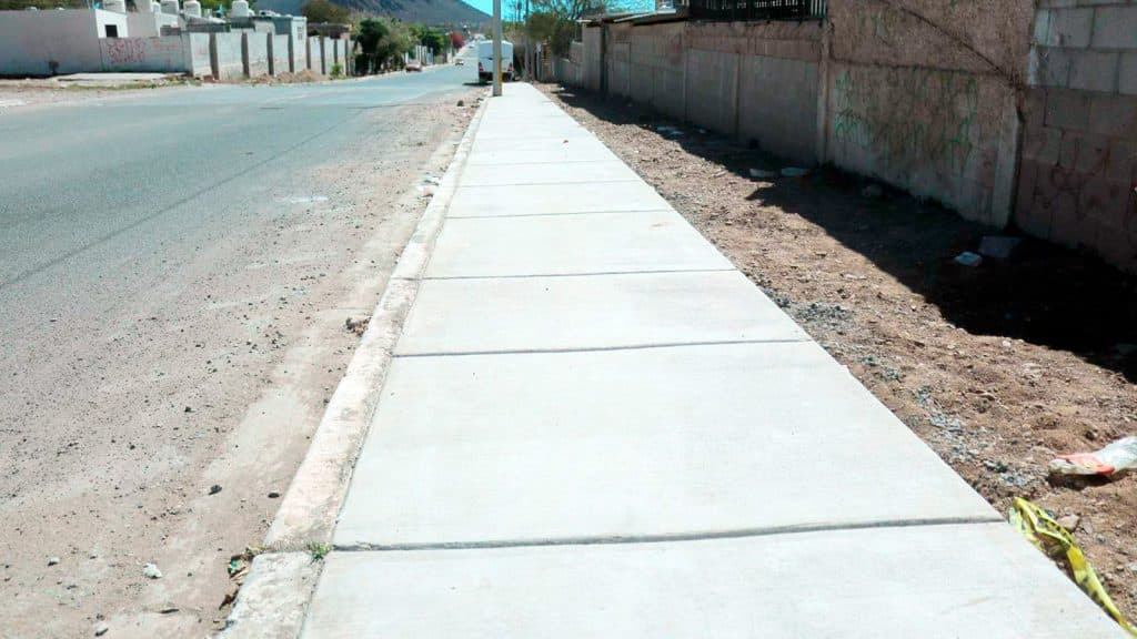 Choca contra poste y huye conductor 1 BANQUETAS 1024x576 1