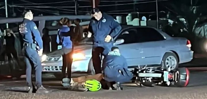 Se lesiona motociclista