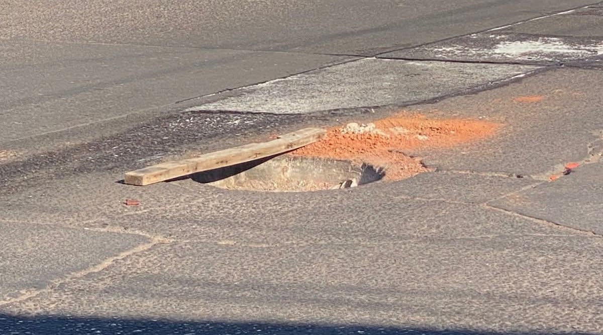 Cae auto a alcantarilla abierta