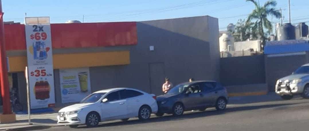 Chocan autos en Guaymas Norte