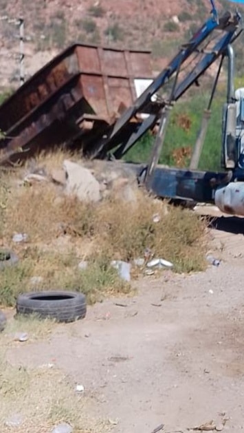 Tira basura en pleno bulevar escénico 1 IMG 20260320 114633