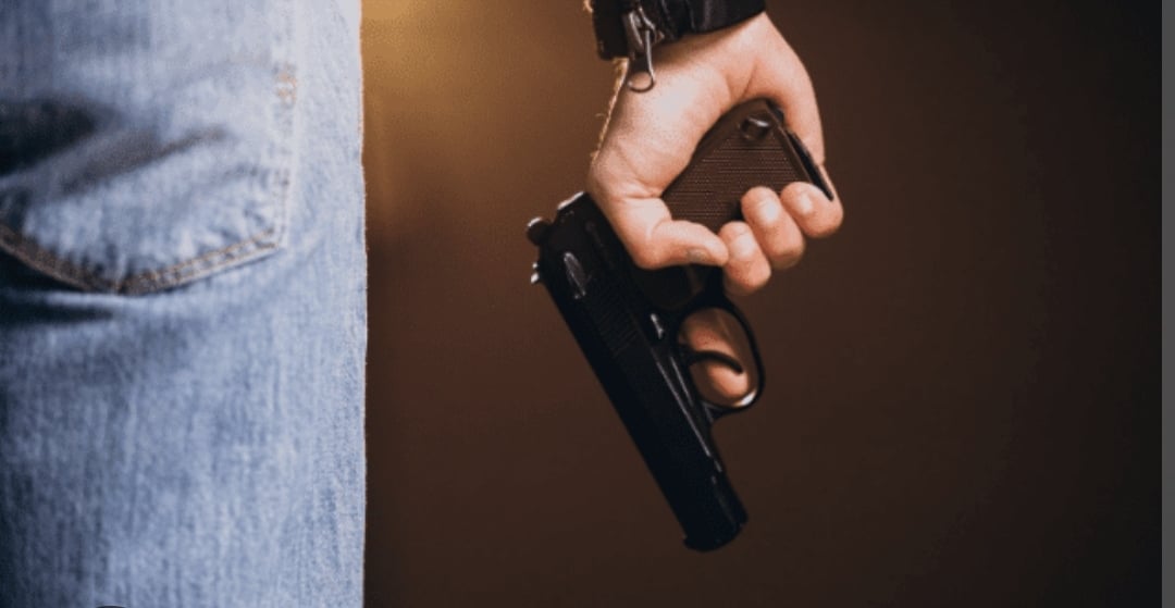 Amenaza con arma de fuego a joven