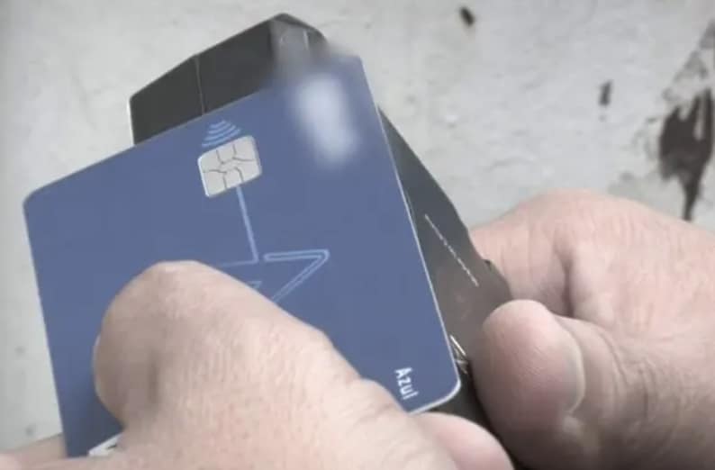 Le cambian tarjeta de banco