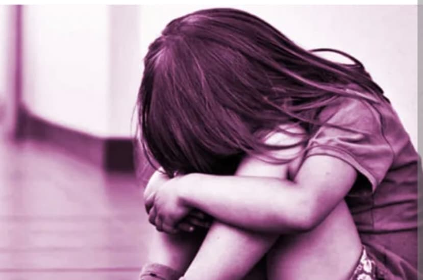 Le quema manos a su hija de 5 años