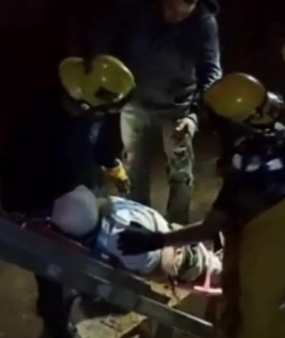 Bomberos rescatan a joven de arroyo
