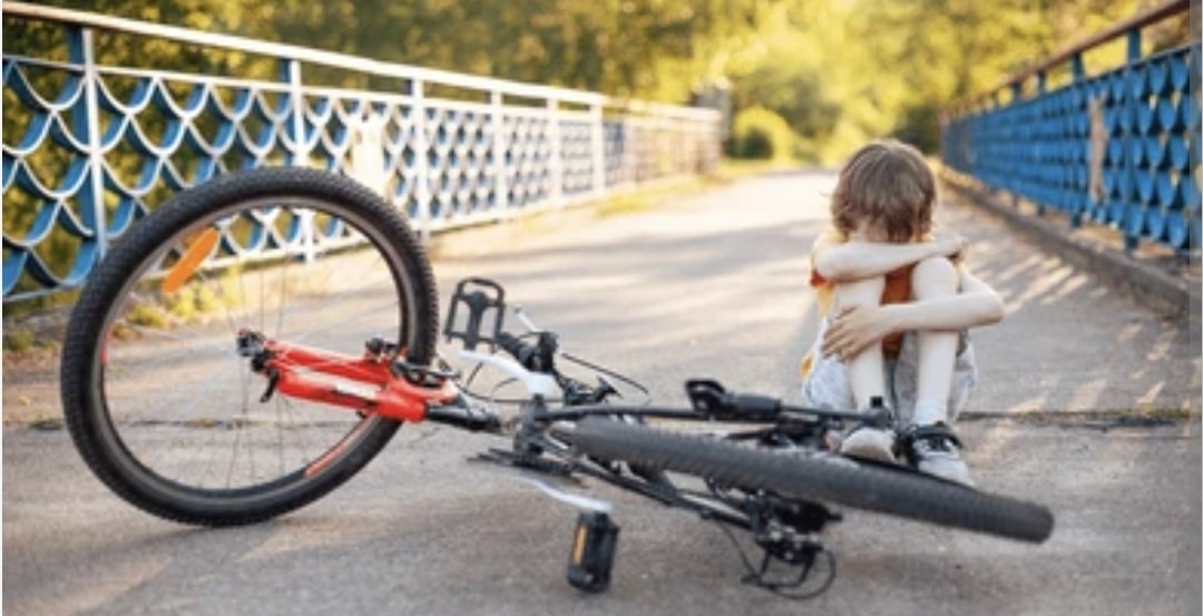 Niño cae de bicicleta y sufre amputación de dedo