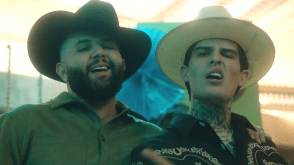 Carín León y Adriel Favela estrenan "Tóxico" 1 Carín