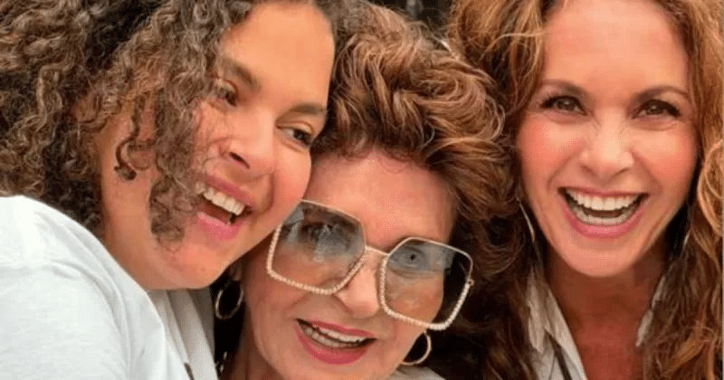 Lucero y Lucerito celebran el cumpleaños de la abuela 1 Lucero