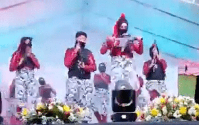 Vídeo: Polémica por baile escolar con armas falsas en Michoacán 1 image 1623