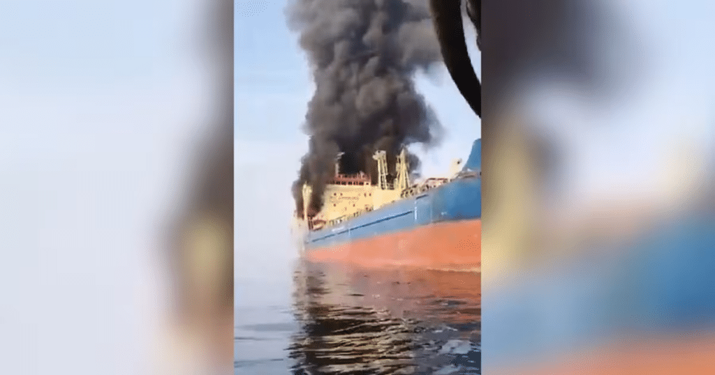 Petrolero arde tras ser alcanzado por drones iraníes en el Estrecho de Ormuz 1 image 27