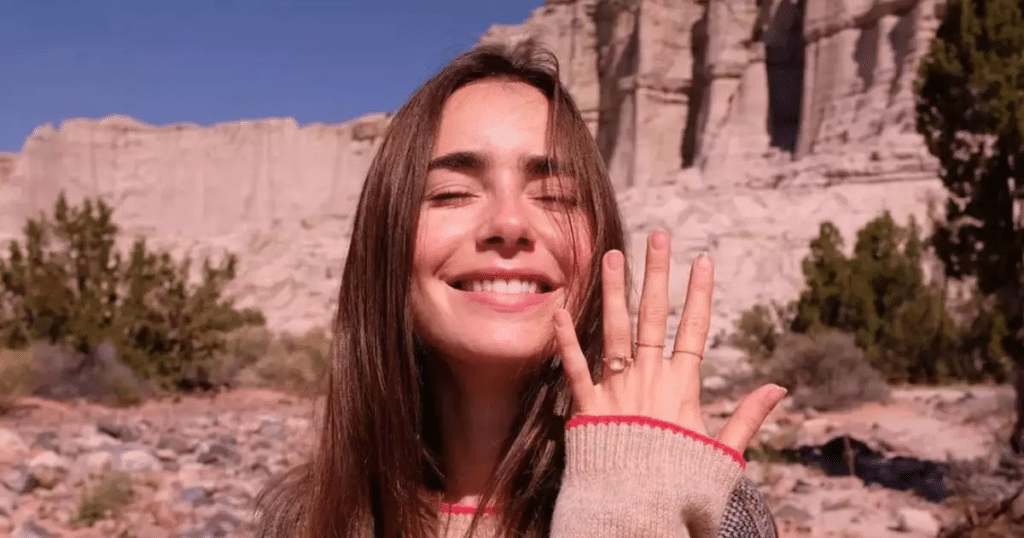 Anillo de Lily Collins regresa tras tres años 1 Anillo