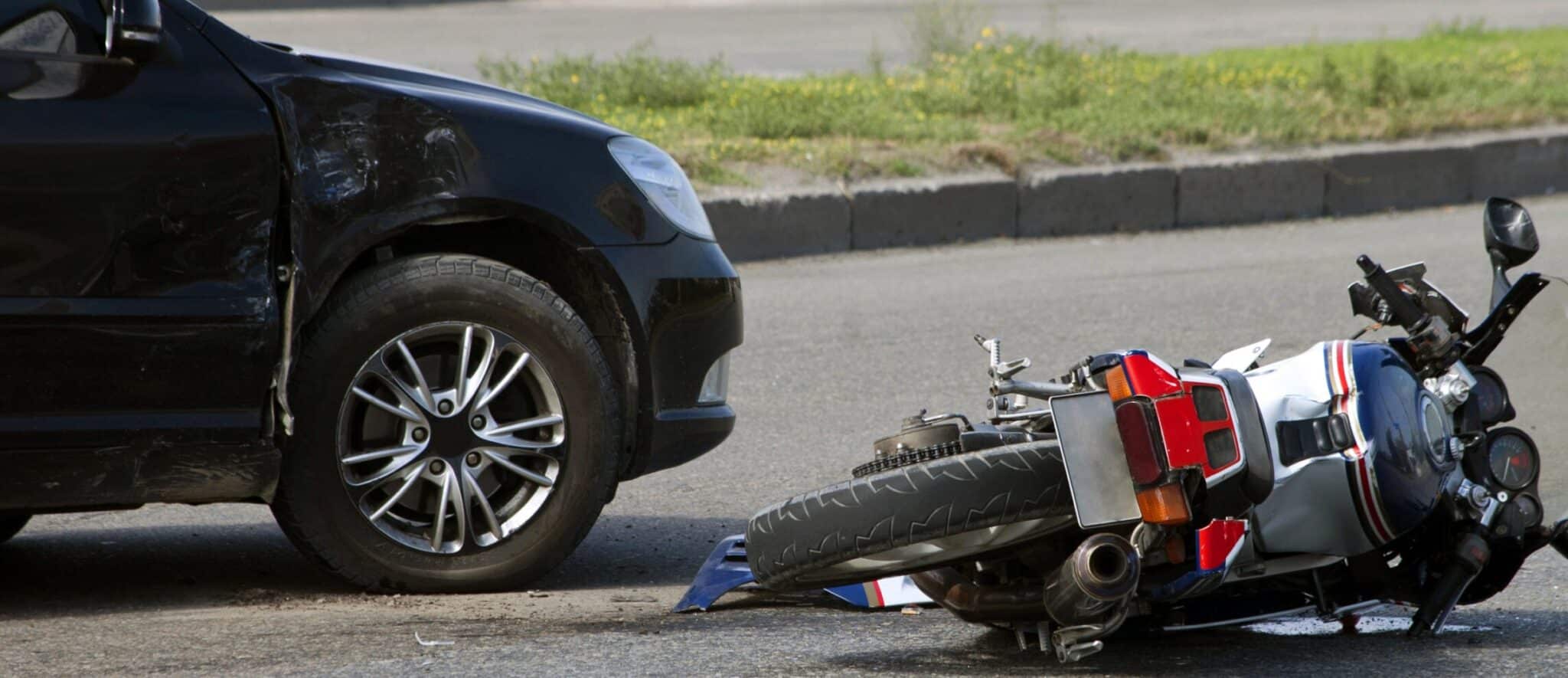 Se lesiona motociclista en choque