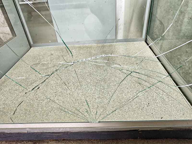 vidrio roto con fragmentos nitidos en una vitrina un lugar de venta al por menor durante las horas luz del dia la muestra gran 389951836