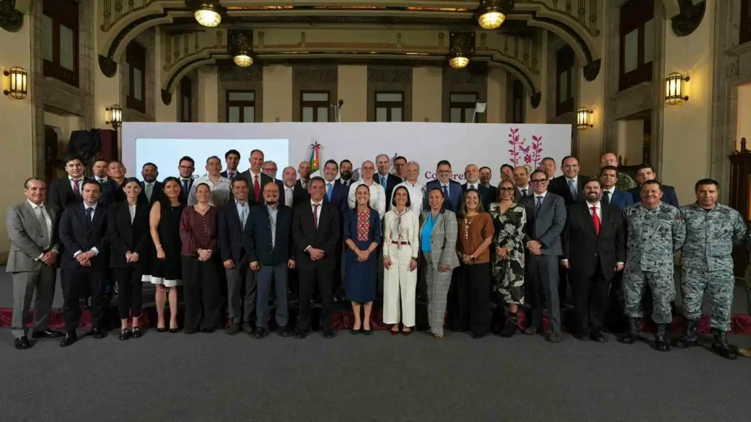 Gobierno acuerda con gasolineros bajar el diésel a 27 pesos por litro