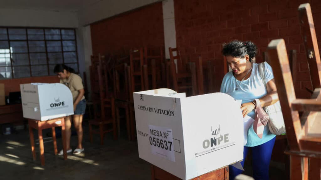 Perú extiende votación al lunes por fallas en material electoral 1 10 5