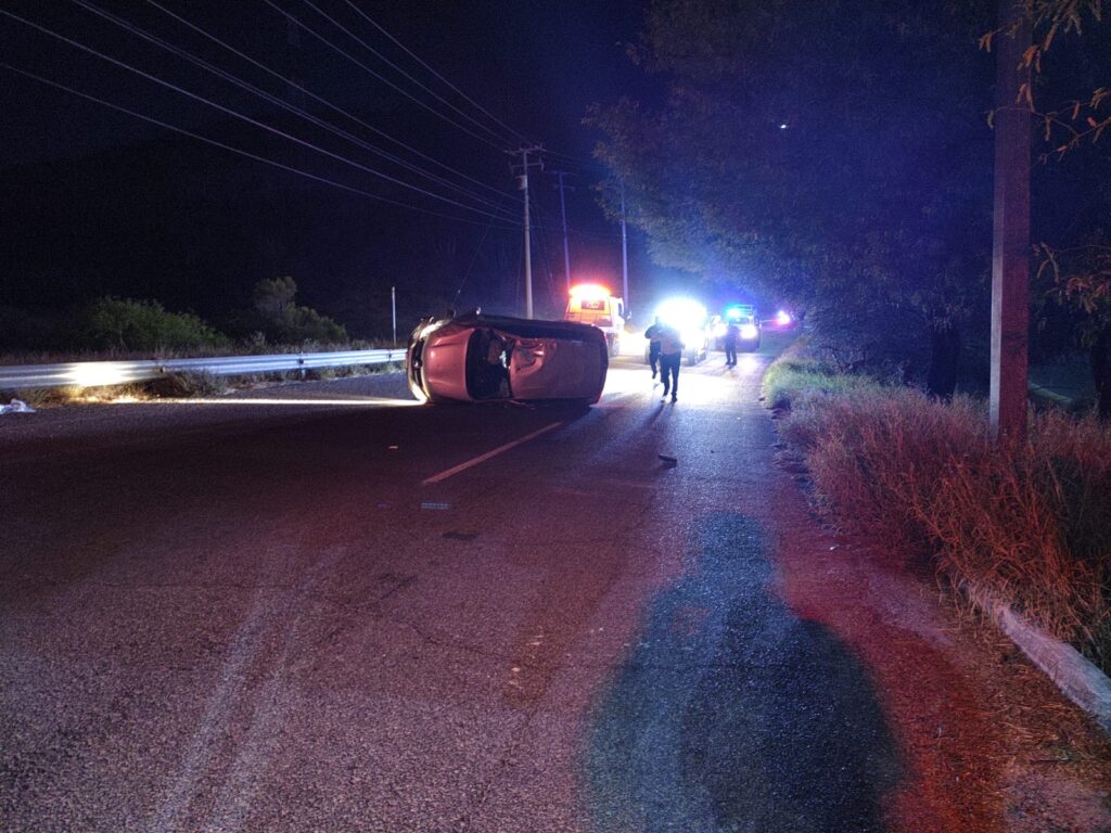 Sufre lesiones conductor en volcadura de automóvil 2 100