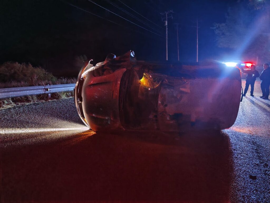Sufre lesiones conductor en volcadura de automóvil 3 101