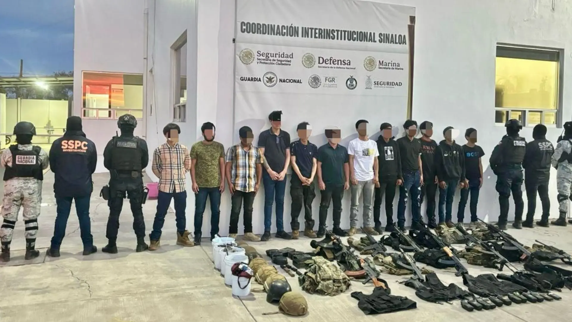 Detienen a 12 personas y aseguran drogas y armas en operativos