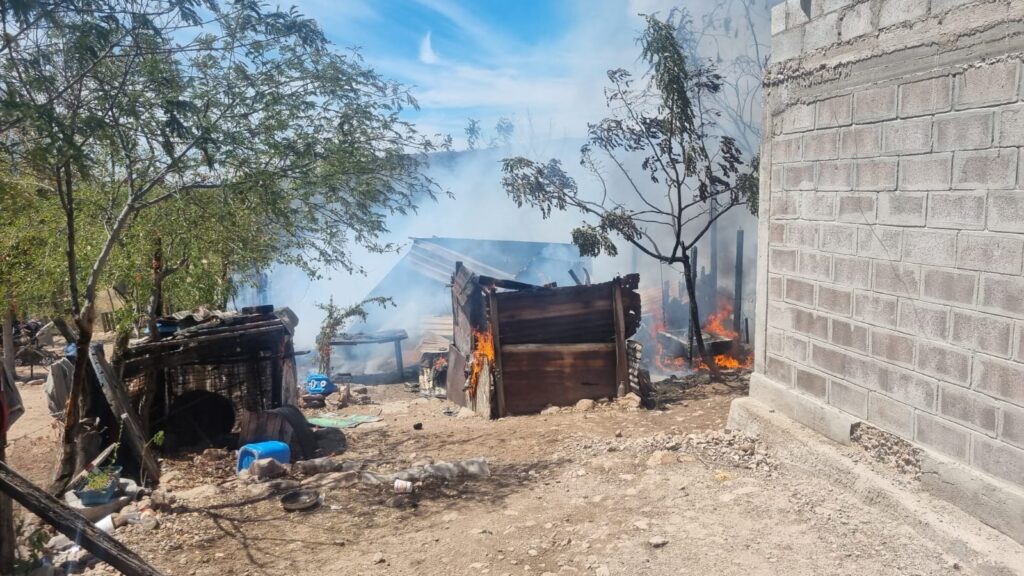 Incendio intencional destruye vivienda 2 154