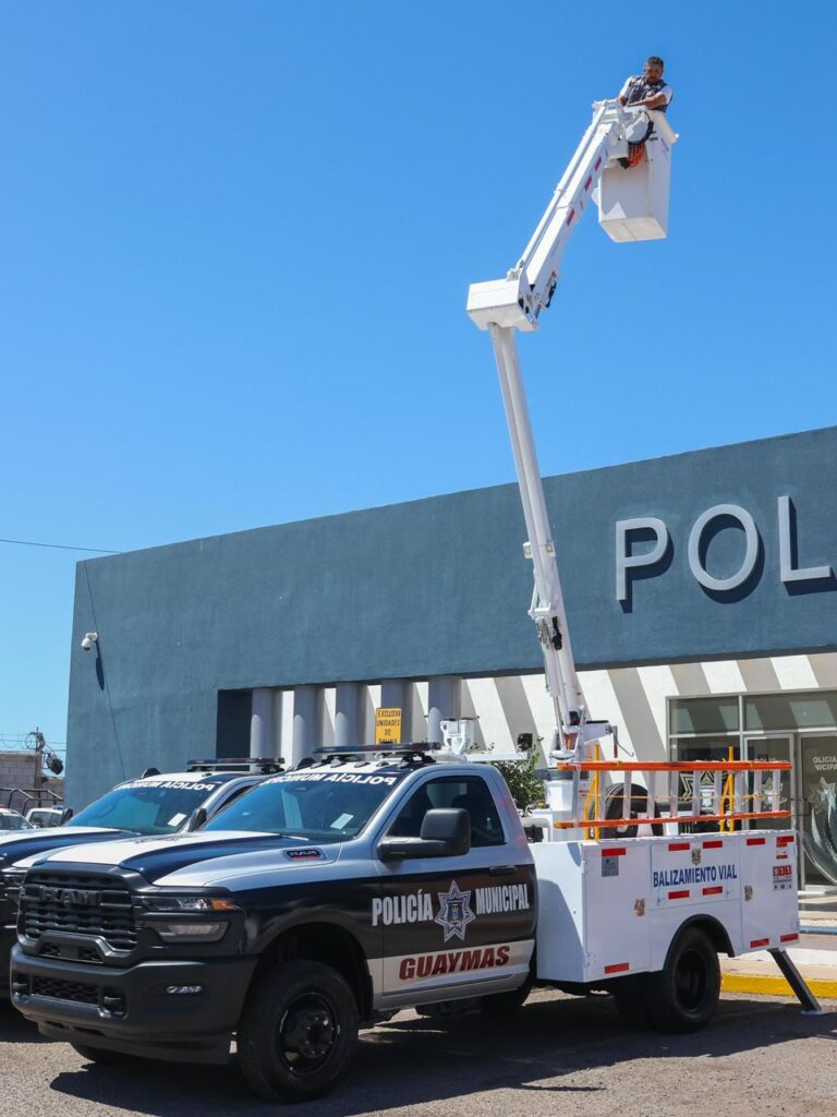 Alcaldesa Karla Córdova fortalece equipamiento para balizamiento 2 337