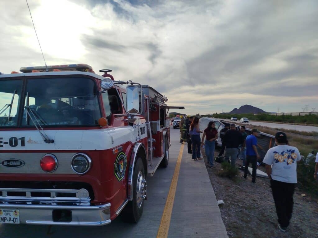Tres lesionados en volcadura de camioneta al sur de Empalme 1 52