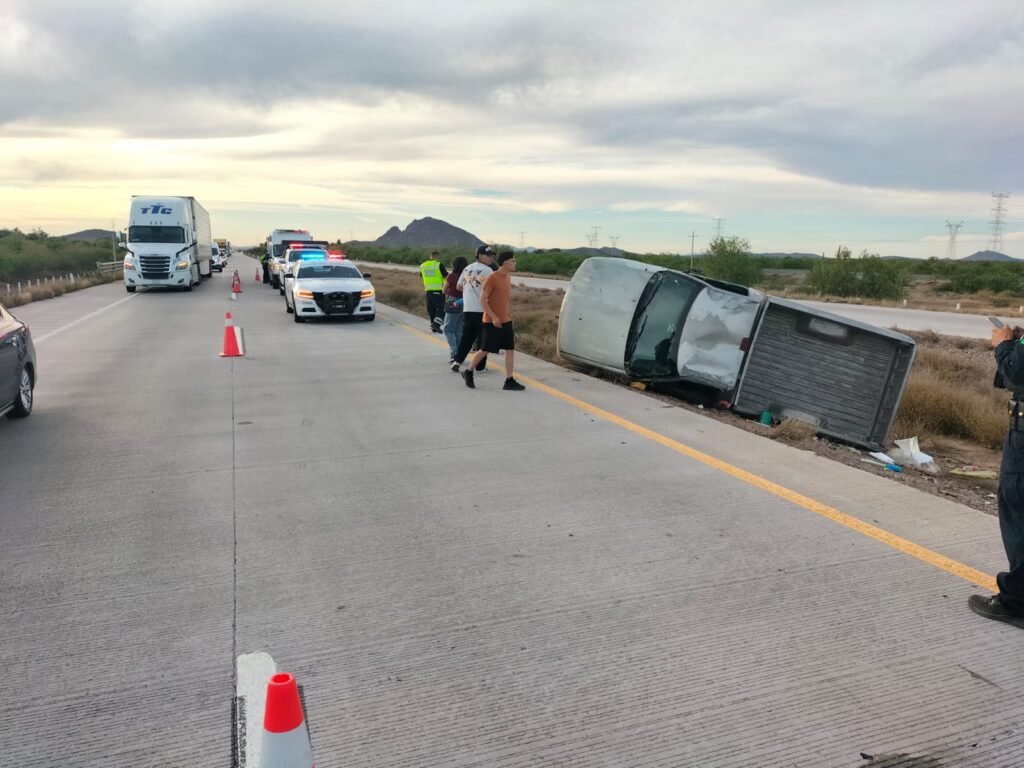 Tres lesionados en volcadura de camioneta al sur de Empalme 2 53