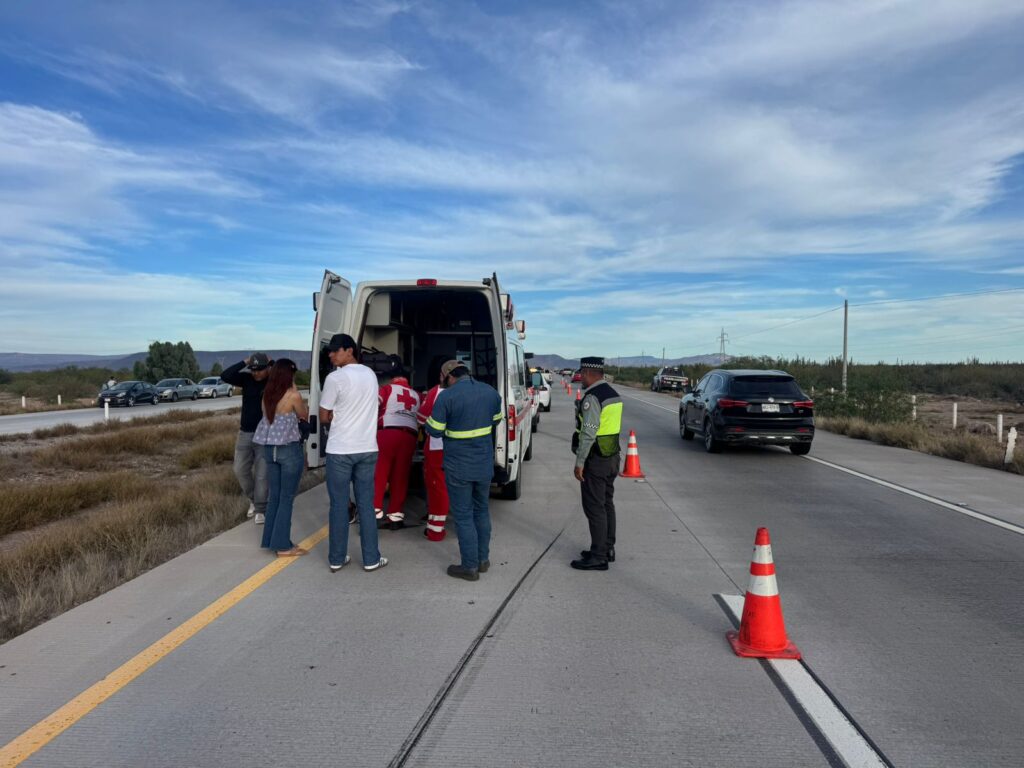 Tres lesionados en volcadura de camioneta al sur de Empalme 3 54