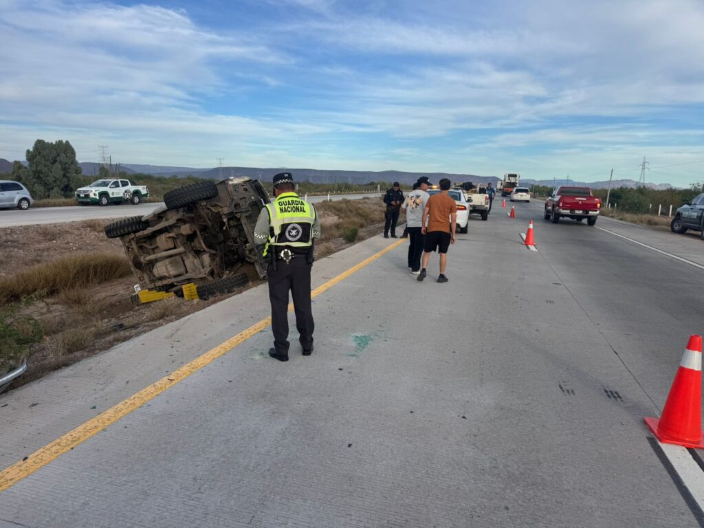 Tres lesionados en volcadura de camioneta al sur de Empalme 4 55
