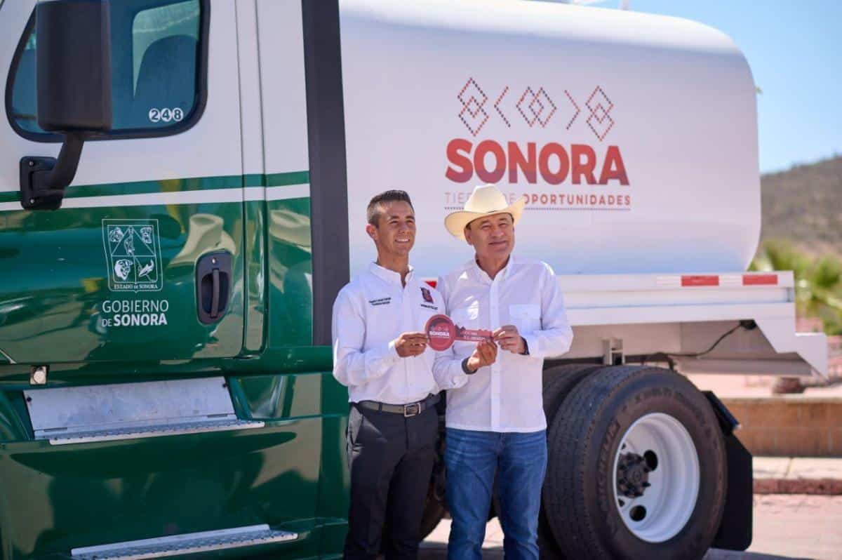 Gobierno de Sonora atiende necesidad prioritaria de agua en San Pedro de la Cueva con donación de pipa
