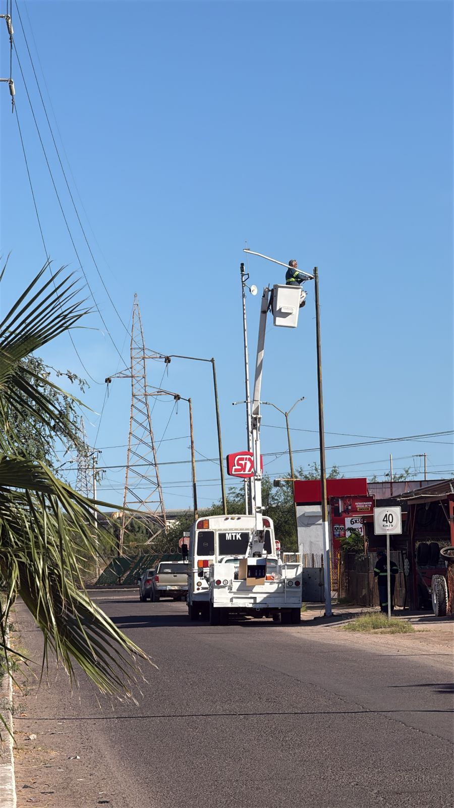 Ayuntamiento de Empalme trabaja en rehabilitación de alumbrado público en bulevar Las Américas
