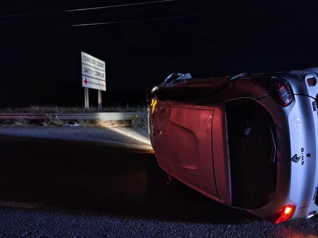 Sufre lesiones conductor en volcadura de automóvil 1 99