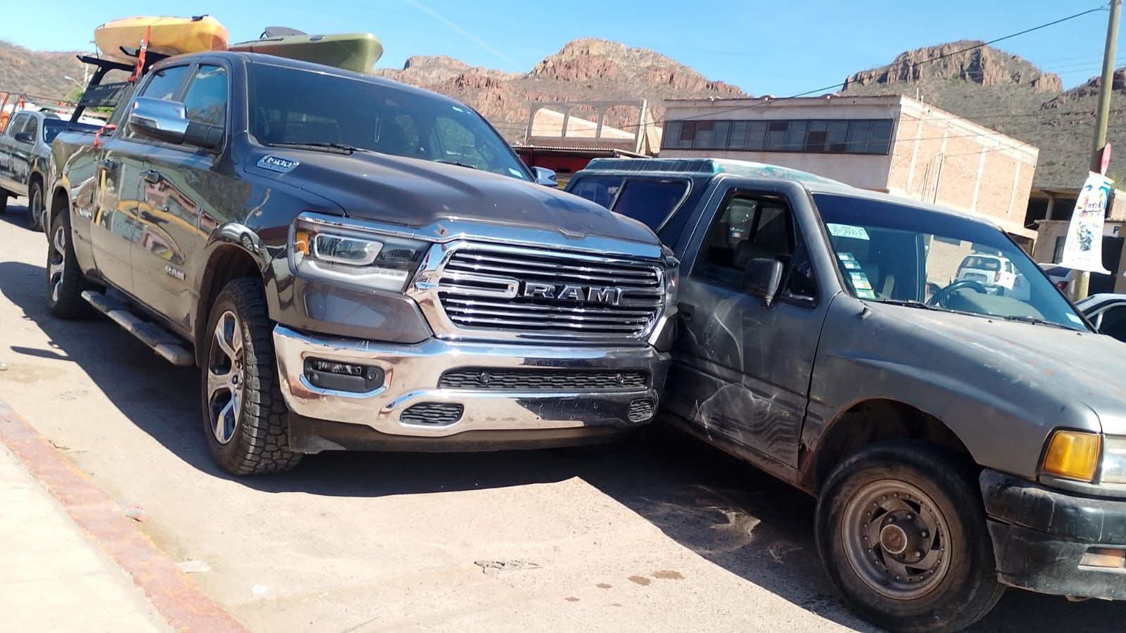 Chocan vehículos en Misión del Sol