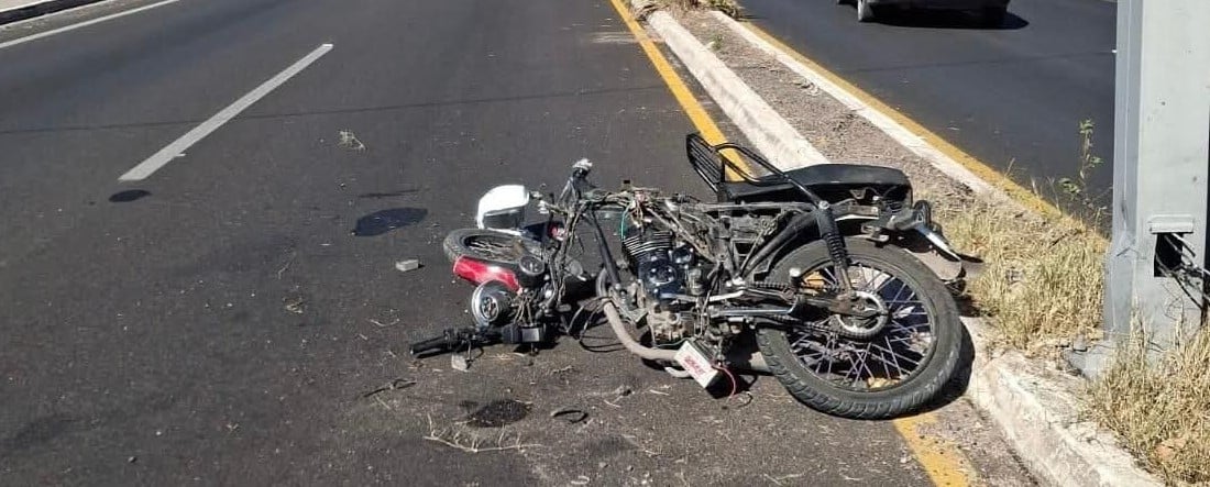 Motociclista choca contra poste