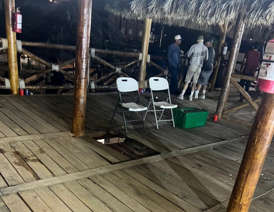 Abuelita cae de palapa de 4 metros