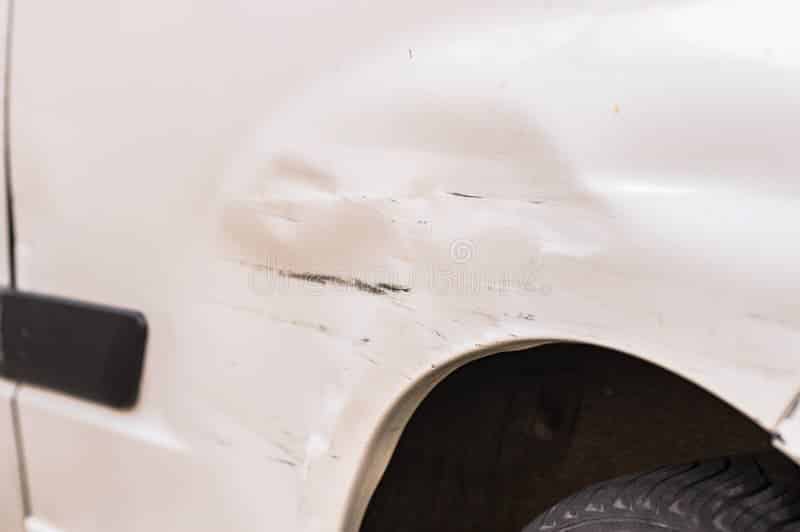 danos rasgunos y abolladuras de la defensa del coche blanco despues desplome 132539032