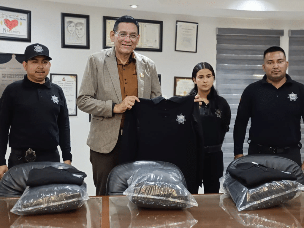 Entrega alcalde Luis Fuentes uniformes a policías auxiliares 1 image 129