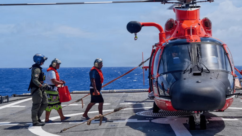 Rescatan a familia tras pasar siete días a la deriva en el Pacífico 1 image 291