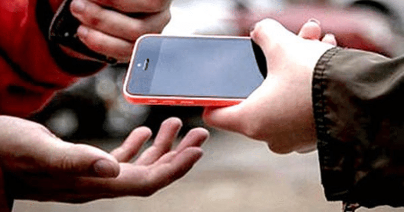Se llevan teléfono celular