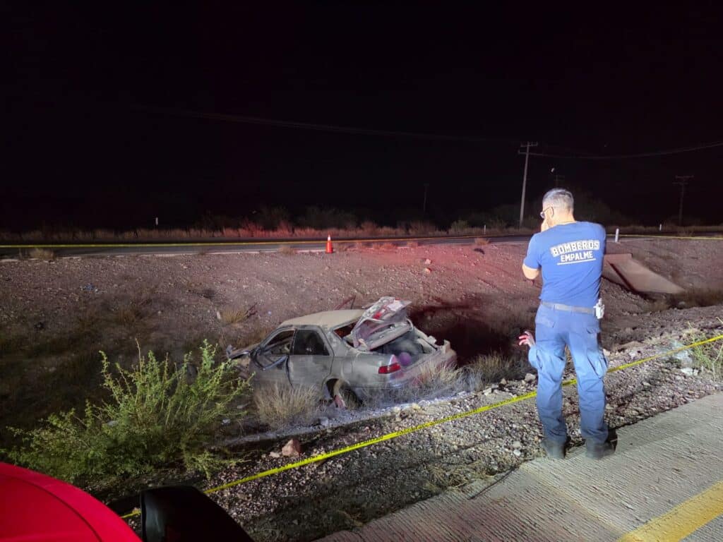 Fallece hombre además resultan tres lesionados en volcadura de auto 1 137