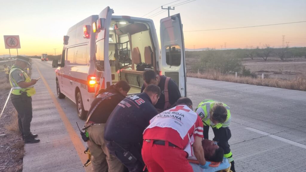 Fallece hombre además resultan tres lesionados en volcadura de auto 2 138