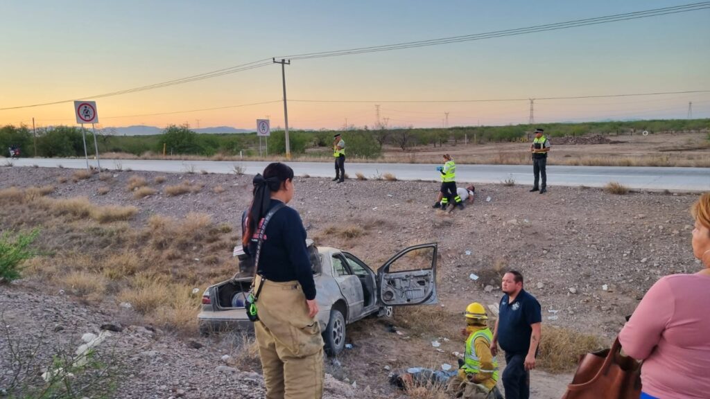 Fallece hombre además resultan tres lesionados en volcadura de auto 3 139