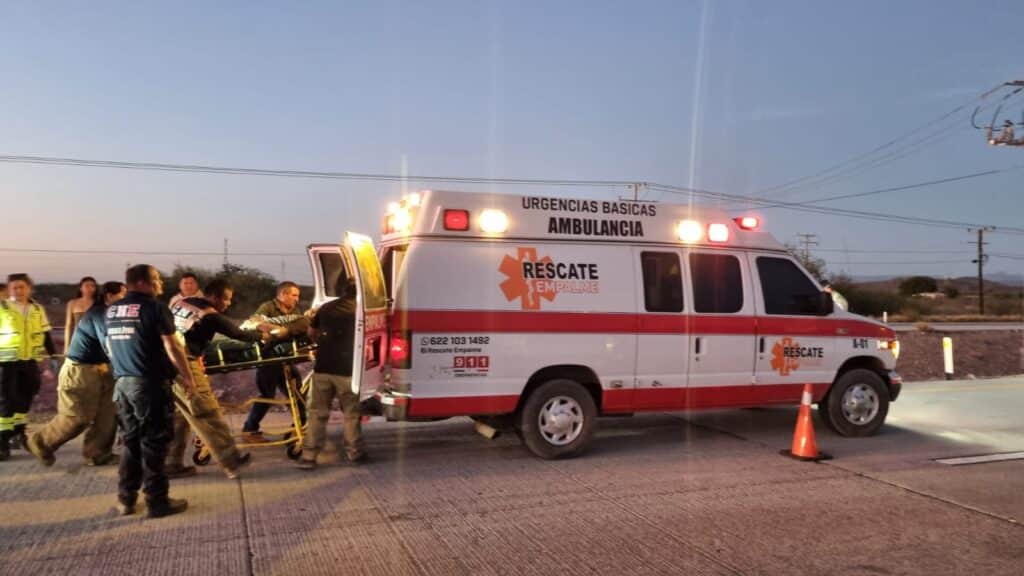 Fallece hombre además resultan tres lesionados en volcadura de auto 4 140