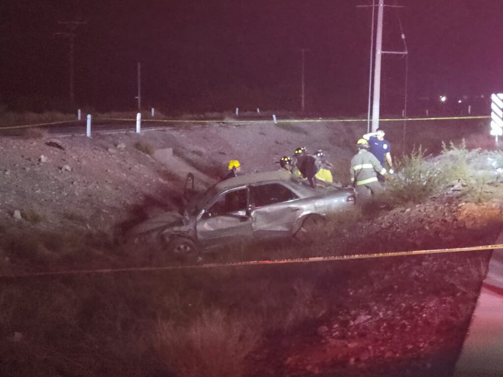 Fallece hombre además resultan tres lesionados en volcadura de auto 7 143